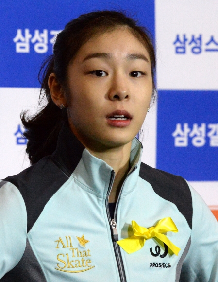 20214년 5월 2일 서울 송파구 올림픽체조경기장에서 열린 All That Skate 2014 리허설을 마친 김연아선수가 동료선수들과 세월호사고의 애도를 표하는 리본을 단 채 기자회견을 했다.서울신문 DB