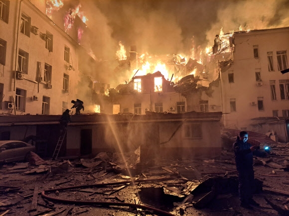 7일(현지시간) 우크라이나군의 포격으로 도네츠크 주 철도관리 건물에 화재가 발생한 모습. 도네츠크 인민 공화국(PDR)은 지난 9월 23일부터 4일간 진행된 국민투표 결과 러시아에 반강제로 편입됐다. 타스 도네츠크 연합뉴스