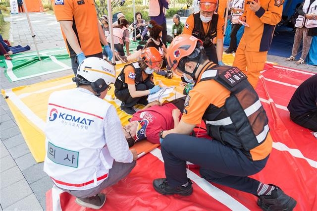 서울 강서구청과 강서소방서 관계자들이 재난 상황을 가정해 환자 보호 조치 훈련을 하고 있다. 강서구 제공