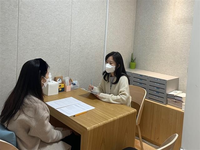 서울 중랑구보건소에서 운영 중인 ‘토닥토닥 마음건강상담소’에서 상담을 진행 중인 모습. 중랑구 제공