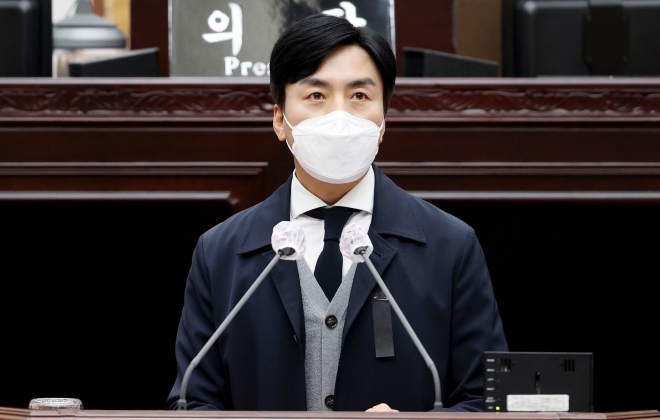 인천시의회 이강구 의원(연수구5선거구)이 7일 열린 본회의 5분 자유발언에서 제3경인고속도로 문제점을 지적하고 개선을 촉구하고 있다.인천시의회 제공.