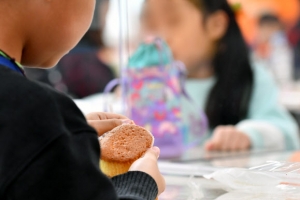 새로 뽑기도 붙잡기도 어렵다… 학교급식 조리실무사 ‘별따기’