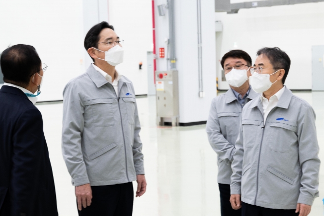 이재용(왼쪽 두번째) 삼성전자 회장이 8일 삼성전기 부산사업장을 찾아 ‘전자산업의 쌀’인 적층세라믹패시터(MLCC) 원료 제조 현장을 점검하고 있다. 삼성전자 제공