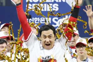 MVP 김강민 “많이 운 거? 남성호르몬 부족 탓”... 인터뷰도 ‘짬바’