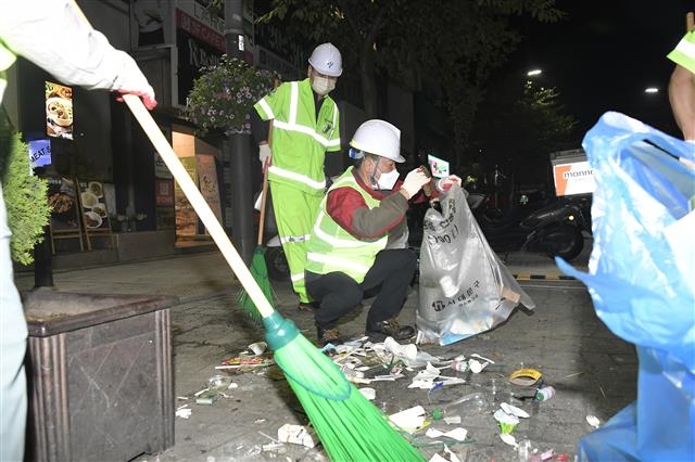 이성헌(가운데) 서울 서대문구청장이 지난 9월 새벽에 신촌에서 환경미화원들과 함께 청소를 하고 있다. 서대문구 제공