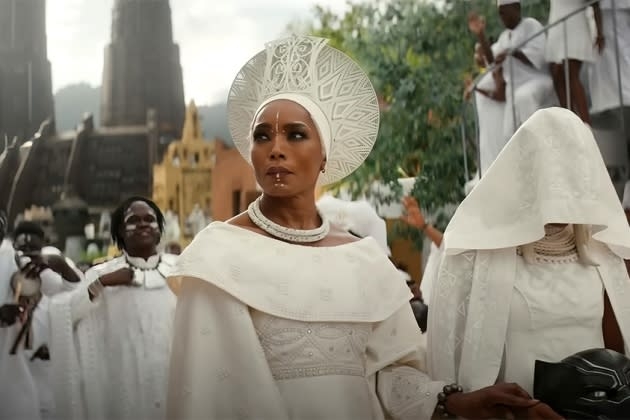 아들 티찰라 국왕을 잃은 와칸다 왕국의 대비 로몬다(앤젤리나 바셋)가 주재하는 장례식 장면이 영화 초반에 그려지는데 매우 아름답다. 본편으로 아카데미 의상상을 수상한 루스 E 카터가 또다시 후보로 이름을 올리지 않을까 예상된다. 마블 스튜디오 제공