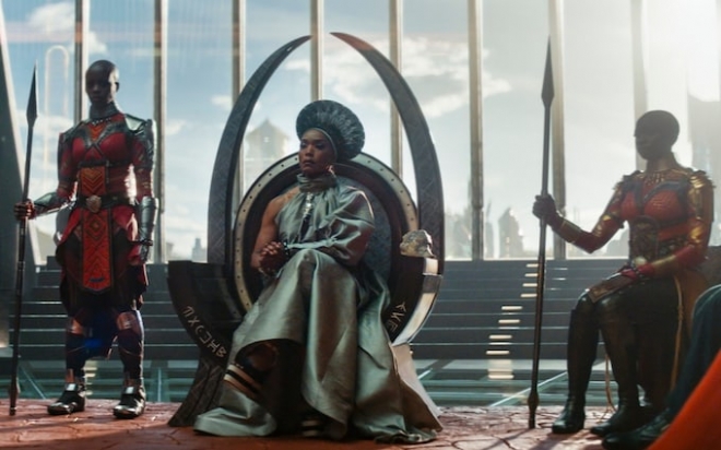 티찰라 국왕이 세상을 등진 뒤 와칸다 왕국은 당분간 대비 로몬다가 원로들의 의견을 경청하는 집단지도체제로 운영된다. 마블 스튜디오 제공