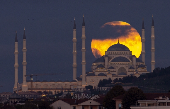 2022년 11월 8일 화요일 터키 이스탄불의 카믈리카 모스크 뒤에서 보름달이 떠오르고 있다. (AP Photo/Emrah Gurel)