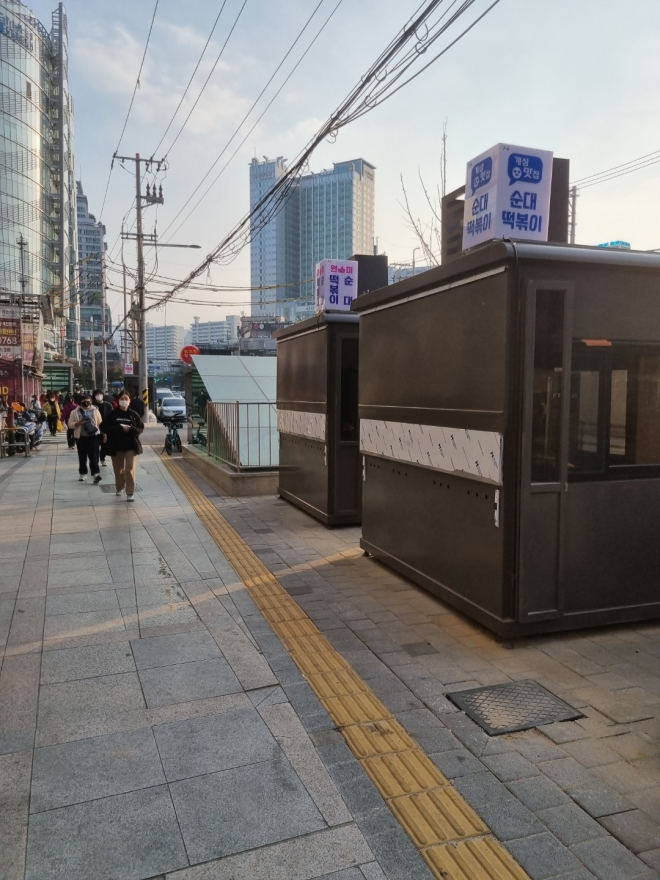 서울 관악구 신림역 7번 출구 주변이 규격화된 거리가게 교체로 깨끗해진 모습. 관악구 제공. 