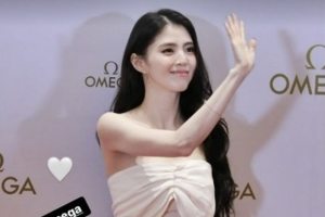 문신 흔적 ‘싹’ 지운 매끈 피부…한소희 행사장 나들이