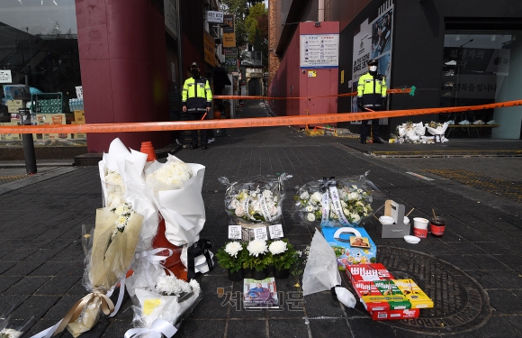 9일 서울 용산구 이태원역 참사 사고 현장 앞에 희생자 가족과 시민들이 희생자들의 추모를 위해 놓은 꽃과 과자, 커피가 놓여 있다. 2022.11.09 오장환 기자