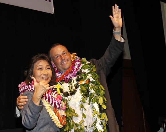 8일(현지시간) 하와이 호놀룰루에서 조시 그린 하와이 주지사 당선인(오른쪽)과 부지사 당선인 실비아 루크가 지지자들에게 손을 흔들고 있다. AP 호놀룰루 연합뉴스