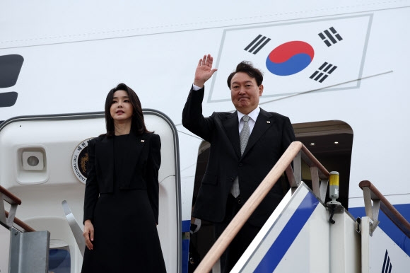 O presidente Yun Seok Yeol e a primeira-dama Kim Geun Hee se cumprimentam após embarcar na Unidade 1 da Força Aérea no Aeroporto de Seul Seongnam no dia 18 para uma visita de sete dias e cinco noites ao Reino Unido, Estados Unidos e Canadá.  18.09.2020 Apresentado pelo Gabinete Presidencial