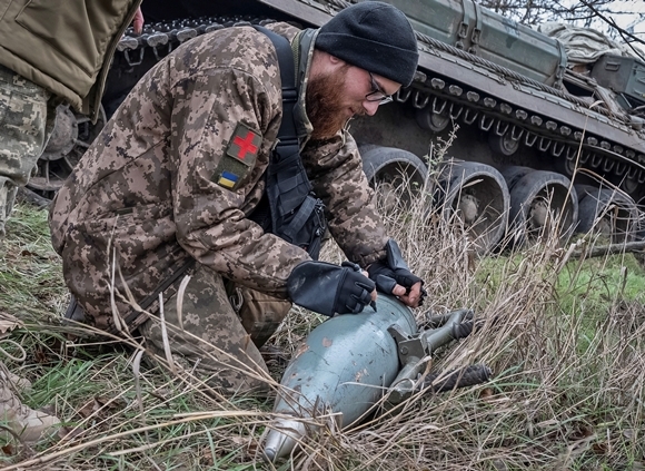 9일(현지시간) 우크라이나 군인이 남부 헤르손 최전선에서 자주포를 발사하기 전 포탄에 메시지를 쓰고 있다. 2022.11.10  로이터 연합뉴스