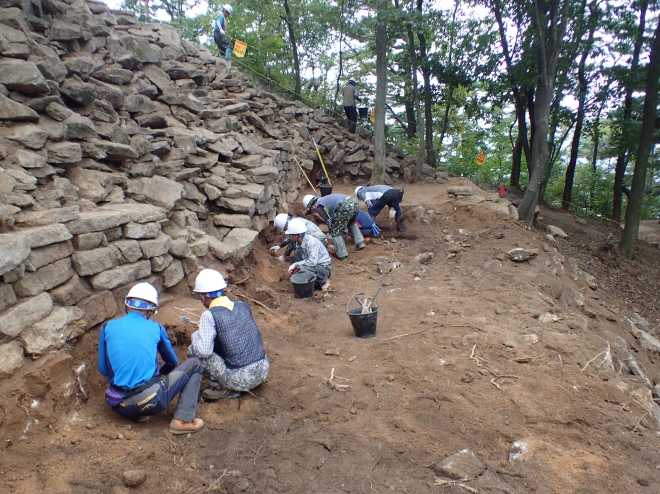 국방문화재연구원 관계자들이 불암산성에서 발굴 작업을 진행하고 있다. 노원구 제공