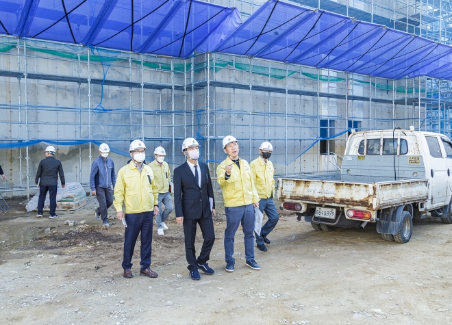 김태우(왼쪽 두번째) 강서구청장이 지역 내 공사현장을 찾아 특별 안전점검을 실시하고 있다. 강서구 제공