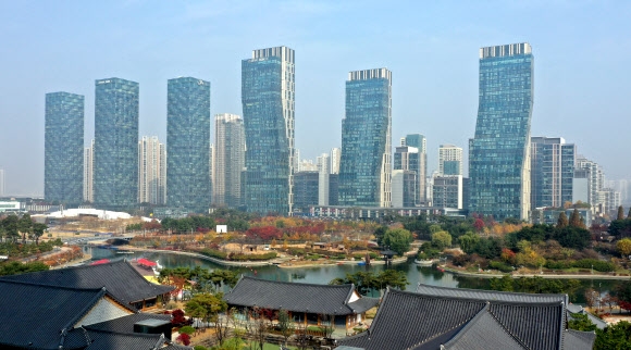 정부가 인천 전역을 조정대상지역에서 해제한다고 발표한 10일 인천 연수구 송도국제도시에 고층 아파트들이 우뚝 서 있다. 연합뉴스