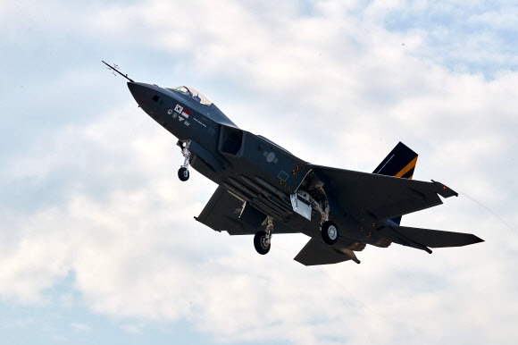 초음속 전투기 KF21 ‘보라매’ 2호기 첫 시험비행 성공