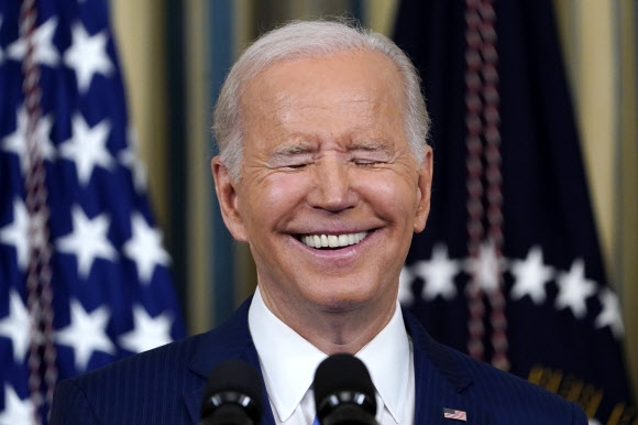 조 바이든 미국 대통령이 9일(현지시간) 백악관 기자간담회에서 전날 치른 중간선거에서 예상을 깬 민주당의 선전 결과를 언급하며 활짝 웃고 있다. 바이든 대통령은 “‘레드 웨이브’(공화당 압승)가 일어나지 않았다. 민주주의를 위해 그리고 미국을 위해 좋은 날이었다고 생각한다”고 평가했다. 워싱턴DC AP 연합뉴스