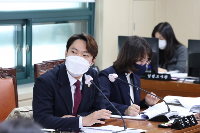 질의하는 김규남 의원