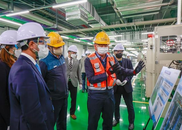10일 민경준 포스코케미칼 사장과 정인화 전남 광양시장 등 양극재 광양공장 종합준공식 행사 참석자들이 생산라인을 들러보고 있다. 포스코케미칼 제공