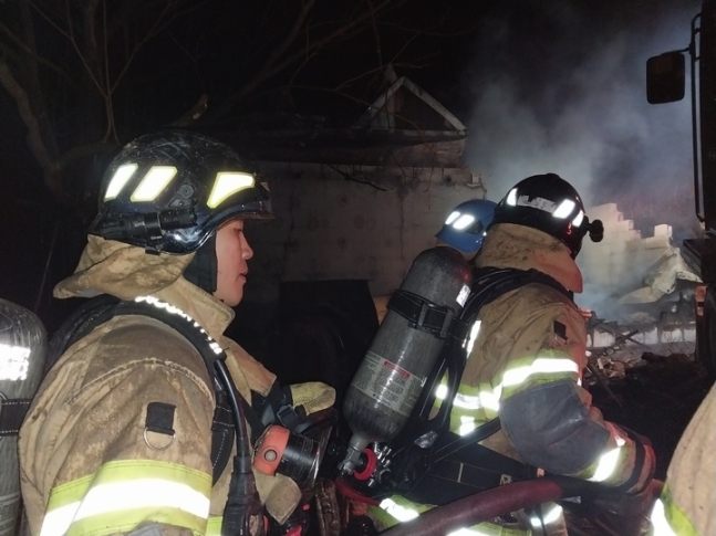 봉화소방서 대원들이 9일 소천면 두음리 한 단독주택에서 발생한 화재를 진입하고 있다. 뉴시스