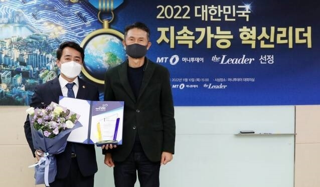 임만균 의원(더불어민주당·관악3)이 10일 머니투데이 본사에서 열린 ‘2022 대한민국 지속가능 혁신리더’ 시상식에서 의정 부문 상을 수상한 뒤 박종면 머니투데이 대표와 기념촬영을 하고 있다.