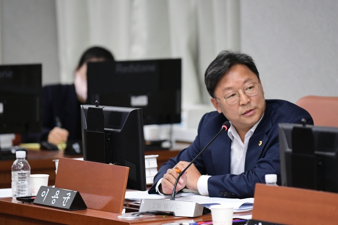 이용균 의원 지난 7일 서울시 미래청년기획단 행정사무감사에서 청년 지원방안에 대해 질의하고 있다.