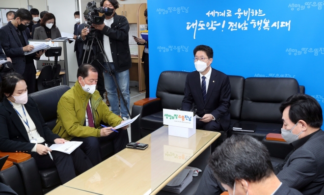 황기연 전남도 기획조정실장이 11일 도청 기자실에서 2023년 전라남도 본예산 편성(안)에 대해 설명 하고 있다. 전남도는 2023년도 예산안 규모를 10조 3381억원으로 확정했다. 