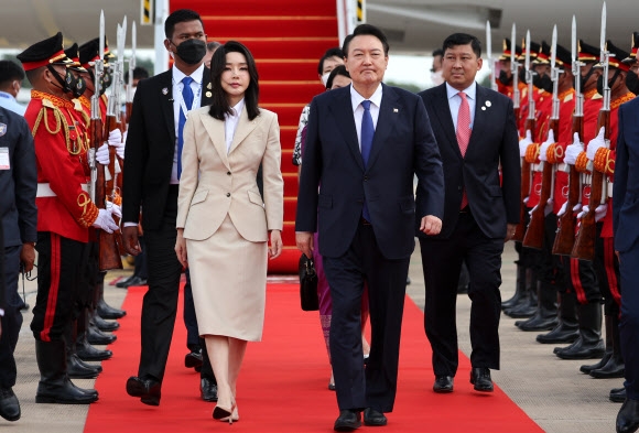 한·아세안 정상회의 참석 차 동남아 순방에 나선 윤석열 대통령과 김건희 여사가 11일 오후 캄보디아 프놈펜 국제공항에 도착해 사열대 앞을 통과하고 있다. 순방단은 현지 일정을 시작했지만 국내에서는 국민의힘 중진들이 잇따라 MBC에 막말과 파상공세를 펼치고 있다. 프놈펜 연합뉴스 