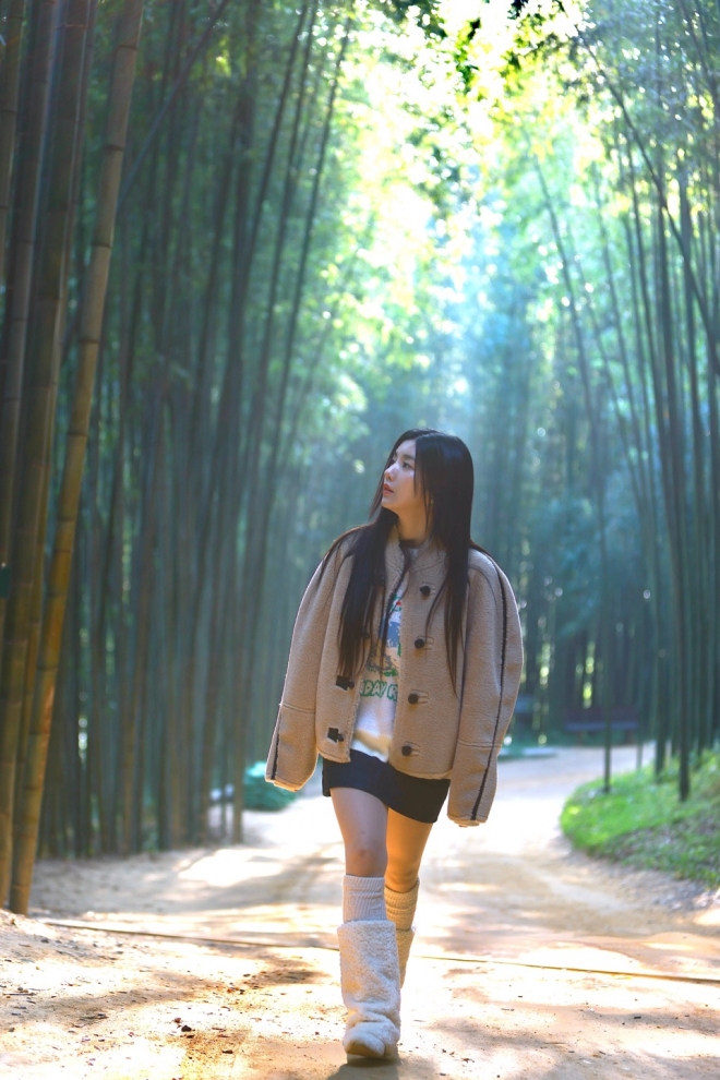 한국 농촌의 매력을 전하는 ‘트래블 다이어리: 군위&담양’ 편에 출연하는 가수 권은비가 전남 담양군의 명물 대나무숲을 거닐고 있다. 농림축산식품부 제공