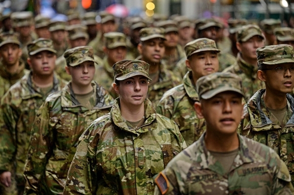 11일(현지시간) 미국 뉴욕에서 열린 ‘재향군인의 날’ 퍼레이드에서 미군 병사들이 행진하고 있다. 2022.11.12  AFP 연합뉴스
