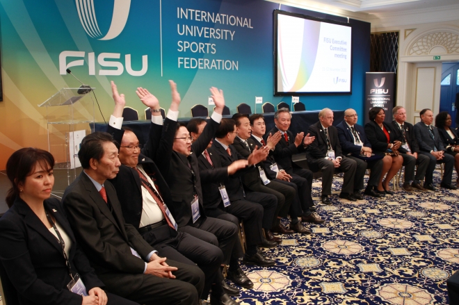 12일 벨기에 브뤼셀에서 진행된 국제대학스포츠연맹 집행위원 투표 후 충청권 개최가 확정되자 충청권 공동대표단이 박수를 치고 있다. 충북도 제공.  