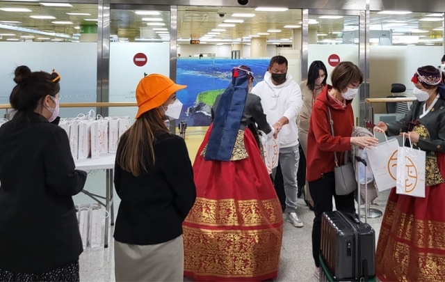 제주도와 제주관광공사는 제주~오사카 직항 노선을 통해 제주를 찾은 일본인 관광객들에게 꽃다발 등을 전달했다. 