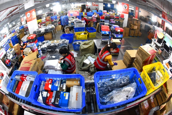 중국 최대 쇼핑축제 솽스이(광군제)가 열린 지난 11월 중국 장쑤성 롄윈강의 한 온라인 쇼핑몰 물류센터에서 직원들의 솽스이 주문 제품을 분류하고 있다. 롄윈강 신화 연합뉴스