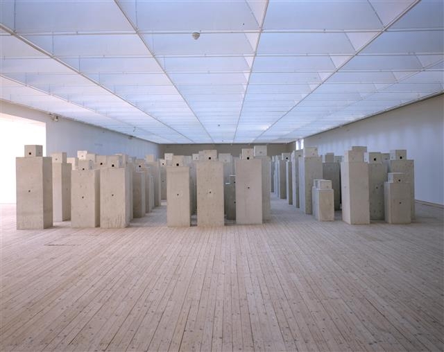 ‘시민농원Ⅱ’(1996). 300여명의 신체를 실측해 직육면체의 콘크리트블록으로 형상화한 작품.  말뫼미술관 제공