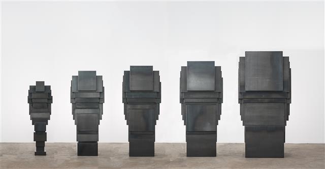 ‘스페이스 아웃’(2015). 공간 자체를 조각하려는 시도를 통해 각각의 작품으로 공간을 격리시켜 공간을 눈에 띄게 한다. 타데우스 로팍 갤러리 제공