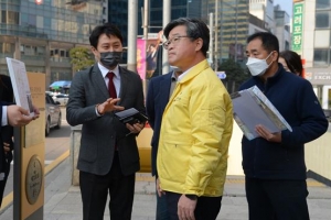 ‘인산인해’ 연말 명동, 인생샷보다 안전 먼저! [현장 행정]