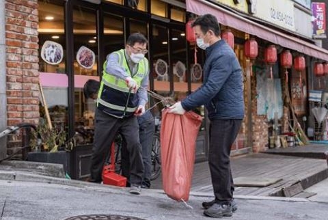김경호(왼쪽) 서울 광진구청장이 ‘주민과 함께하는 골목 청소’를 통해 골목길을 청소하고 있다. 광진구 제공
