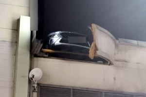 만취상태서 앱으로 렌터카 빌려…주차차량·건물 벽 파손