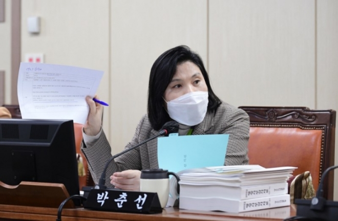 행정사무감사 질의 중인 박춘선 서울시의원
