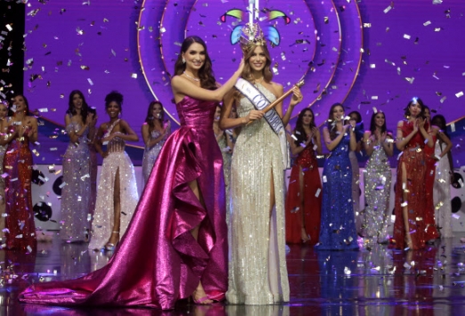 Beauty queen Sofia Osio Luna (R), 22, representative of the department of Atlantico is crowned as Miss Colombia 2022 at the Cartagena de Indias Convention Center, in Cartagena, Colombia, 13 November 2022.  EPA 연합뉴스