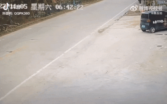 5일 중국 광둥성 차오저우시에서 테슬라 모델Y 차량의 급발진 추정 사고가 발생해 2명이 숨지고 3명이 다쳤다. 2022.11.5  틱톡