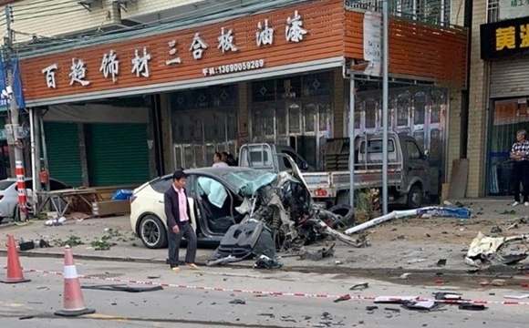 5일 중국 광둥성 차오저우시에서 테슬라 모델Y 차량의 급발진 의심 사고가 발생해 2명이 죽고 3명이 다쳤다. 2022.11.5  웨이보