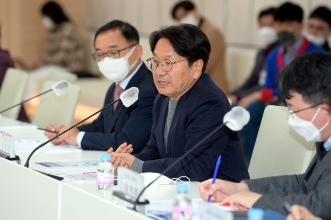 강기정 시장이 14일 오전 시청 중회의실에서 열린 민관협치협의회 회의에 참석해 의견수렴을 한 후 참석자들과 함께 기념촬영을 하고 있다. 광주시 제공