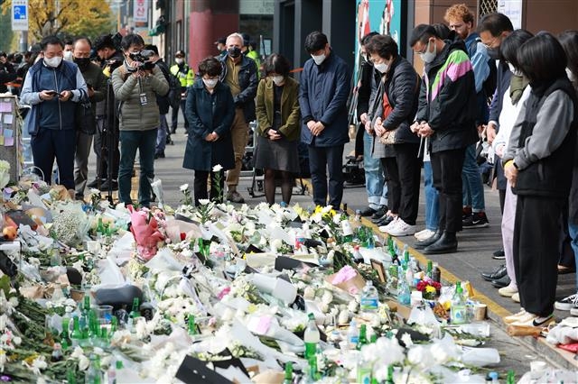 희생자 추모공간이 마련된 이태원역 1번 출구 앞에서 시민들이 희생자들을 추모하는 모습. 연합뉴스