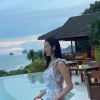 김사랑, 휴양지에서 포착…누구랑 왔나?