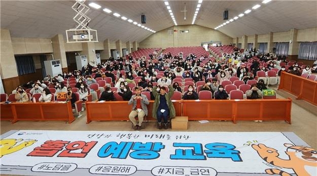 서울 용산구가 실시하는 찾아가는 흡연예방교육의 모습. 용산구 제공