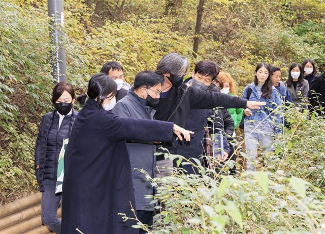 박강수(앞줄 왼쪽 두 번째) 서울 마포구청장이 성산근린공원 재조성 사업이 진행되는 현장에서 지역 주민들의 의견을 듣고 있다. 마포구 제공