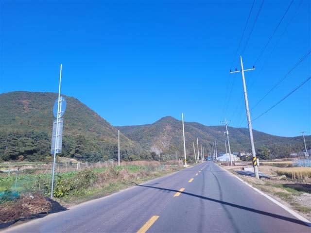 한국수자원공사가 경북 군위댐 수상태양광발전소에서 생산한 전기를 군위변전소에 보내는 송전선로를 설치하기 위해 인각사 인근에 세운 전봇대. 군위군 제공